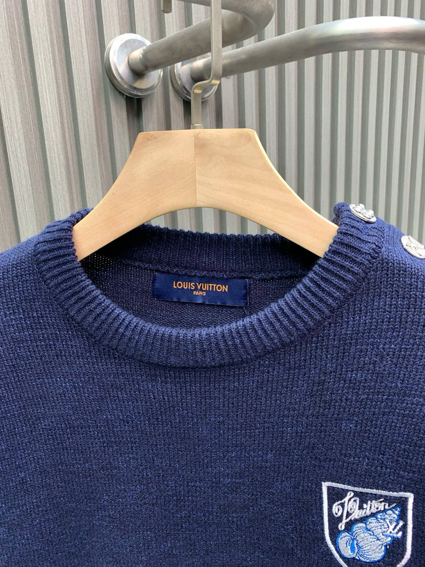 🅿️400 🀄️ Louis Vuitton Louis Vuitton 25SS Lou*s Vuitt*n new conch embroidered logo floral button round neck long-sleeved sweater 100% cotton navy blue color same style full size available for men and women in stock Process description: Use singed mercerized long-staple cotton Custom dyed yarn color similarity is as high as 95% for spinning Use 100% top-grade long-staple cotton Fully combed and tightly sewn with singeing and mercerization technology, more wrinkle-resistant and non-pilling, clear texture, non-sticky for long-term wear in summer, particularly good at absorbing sweat. The body is woven using a 7-needle computerized flat knitting machine. The embroidery is made with water-soluble cloth, with up to 3,000 lines of embroidery. Restores YB quality. Navy blue and dark colors are worn in advanced and slimming styles, showing a casual and lazy style. Customized surface accessories
